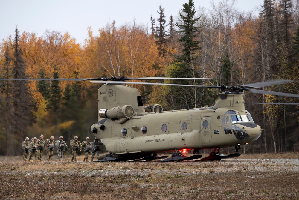 ‘Spartans’ and ‘Sugar Bears’ conduct airborne training at JBER