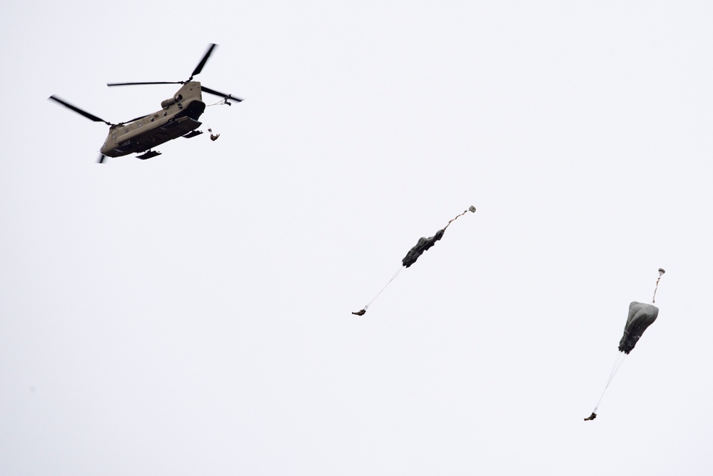 ‘Spartans’ and ‘Sugar Bears’ conduct airborne training at JBER