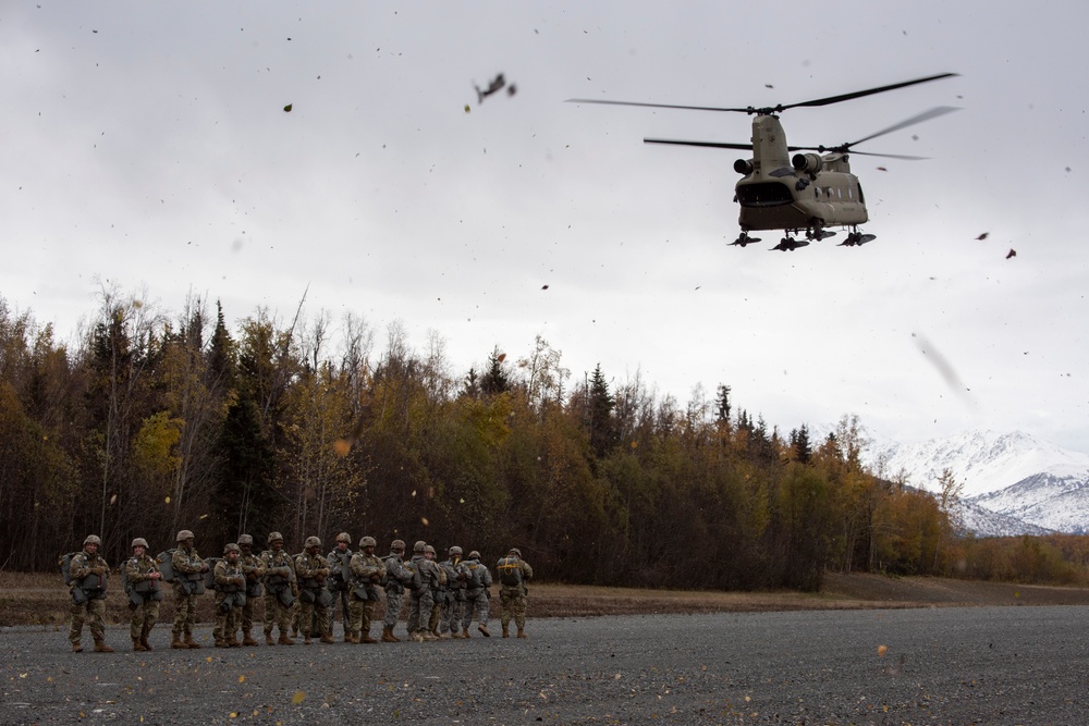 ‘Spartans’ and ‘Sugar Bears’ conduct airborne training at JBER
