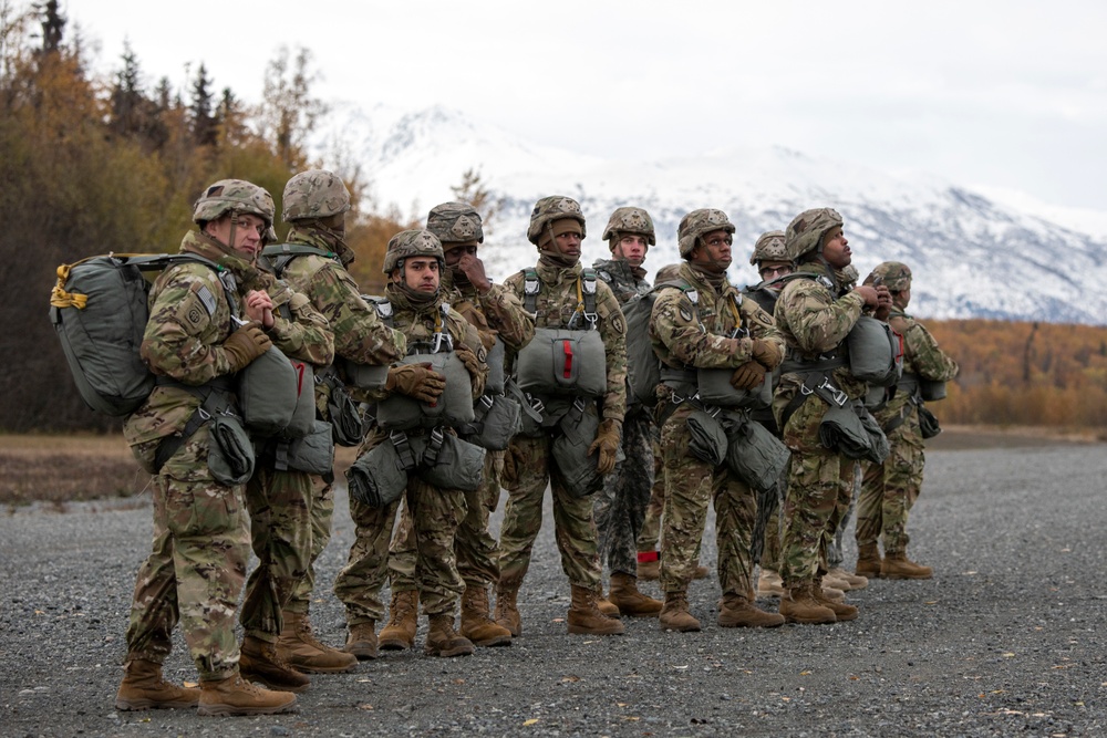 ‘Spartans’ and ‘Sugar Bears’ conduct airborne training at JBER