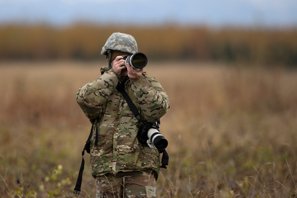 ‘Spartans’ and ‘Sugar Bears’ conduct airborne training at JBER