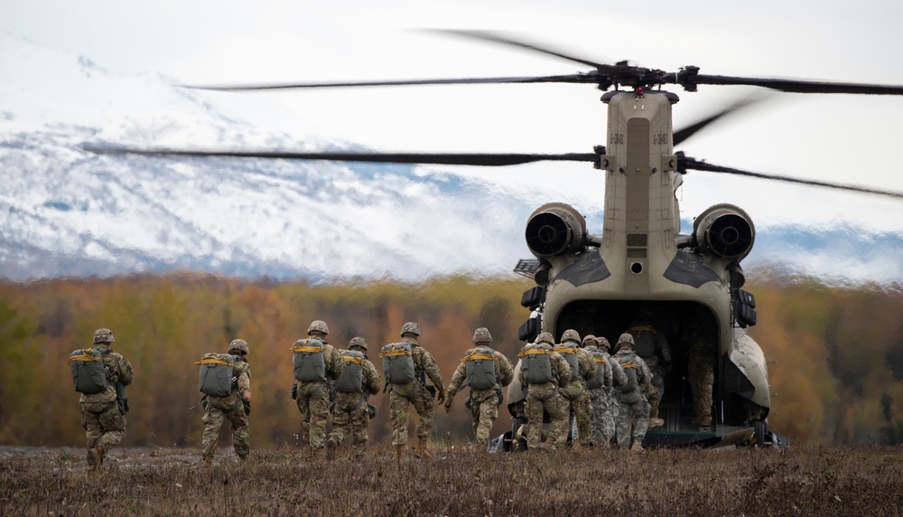 ‘Spartans’ and ‘Sugar Bears’ conduct airborne training at JBER