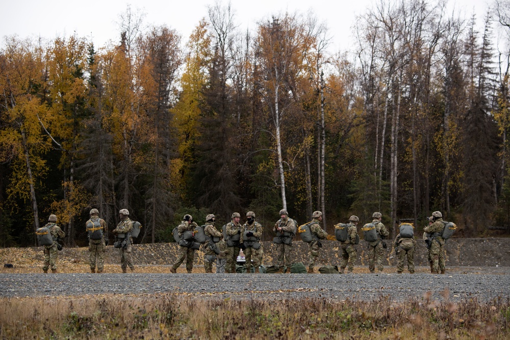 ‘Spartans’ and ‘Sugar Bears’ conduct airborne training at JBER