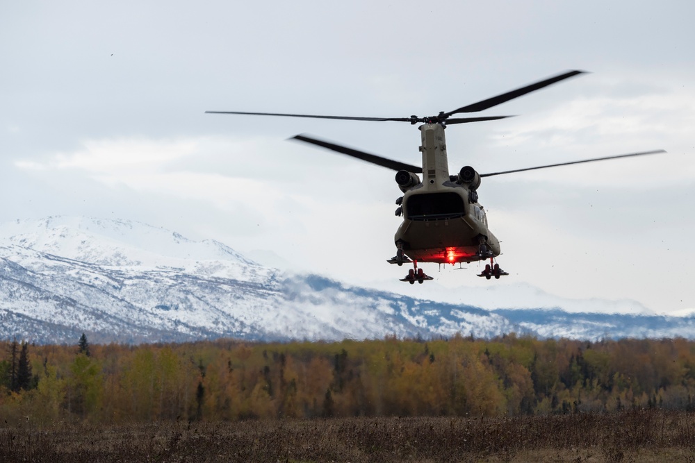 ‘Spartans’ and ‘Sugar Bears’ conduct airborne training at JBER