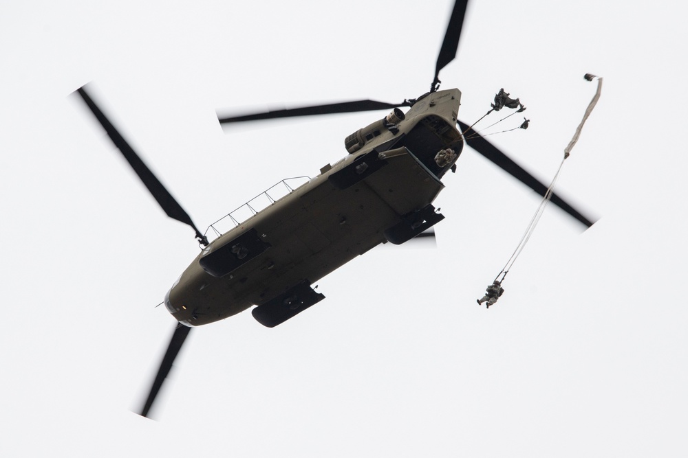 ‘Spartans’ and ‘Sugar Bears’ conduct airborne training at JBER