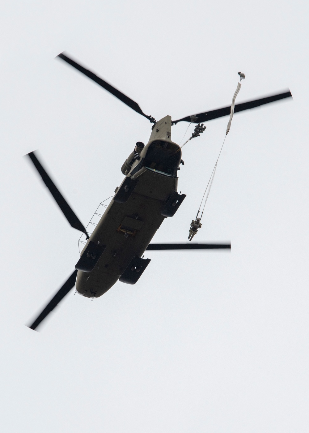 ‘Spartans’ and ‘Sugar Bears’ conduct airborne training at JBER