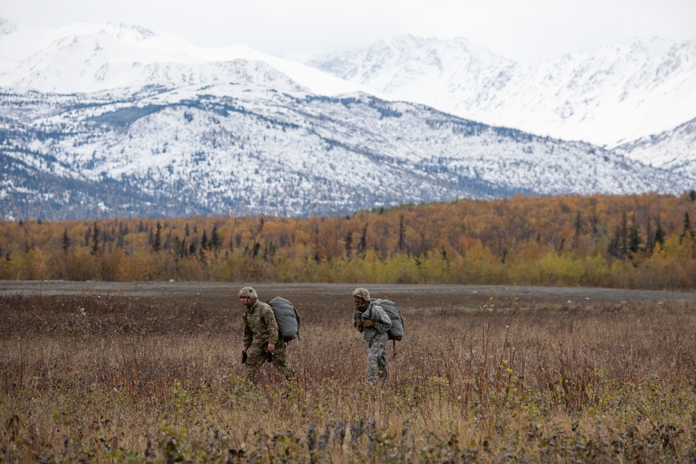‘Spartans’ and ‘Sugar Bears’ conduct airborne training at JBER