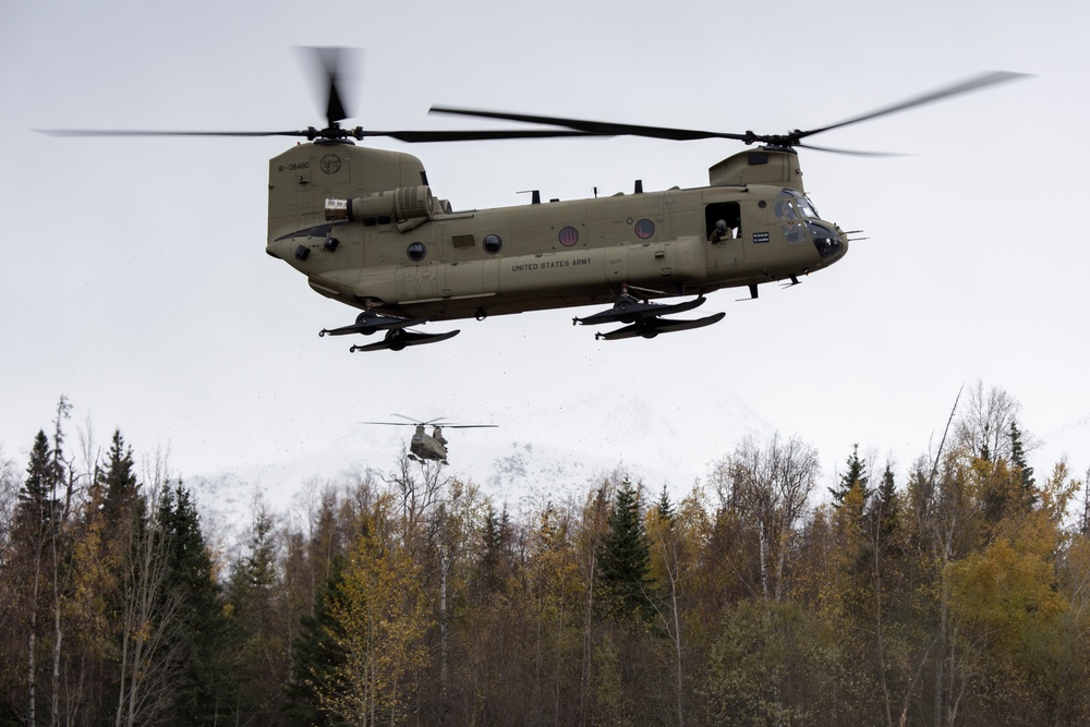 ‘Spartans’ and ‘Sugar Bears’ conduct airborne training at JBER