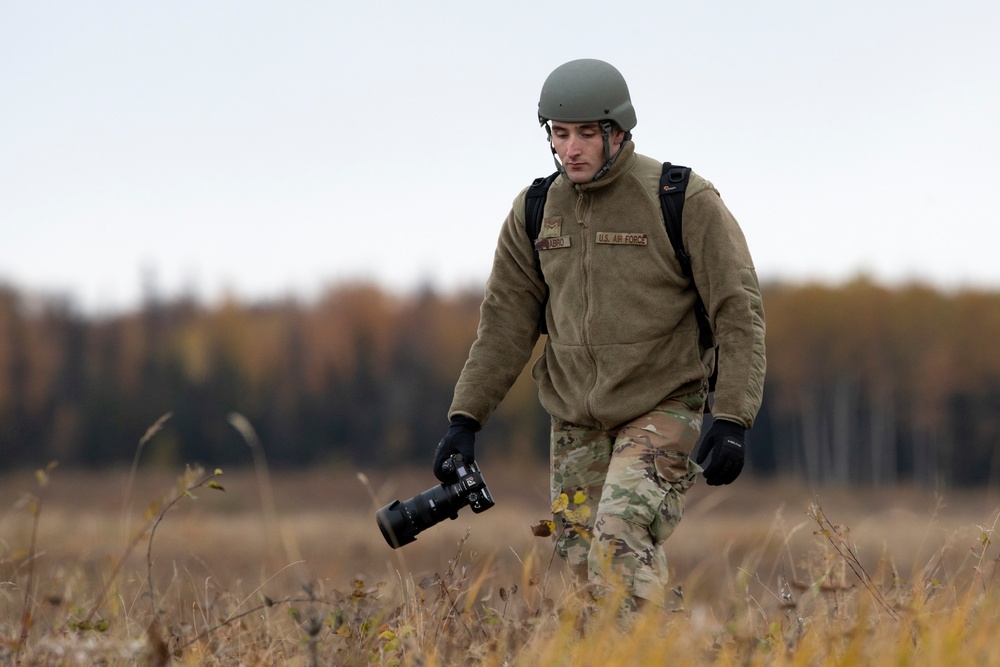 ‘Spartans’ and ‘Sugar Bears’ conduct airborne training at JBER