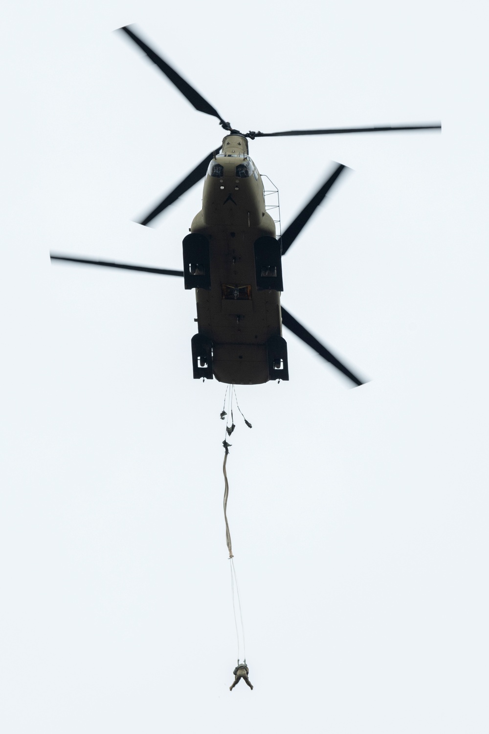 ‘Spartans’ and ‘Sugar Bears’ conduct airborne training at JBER