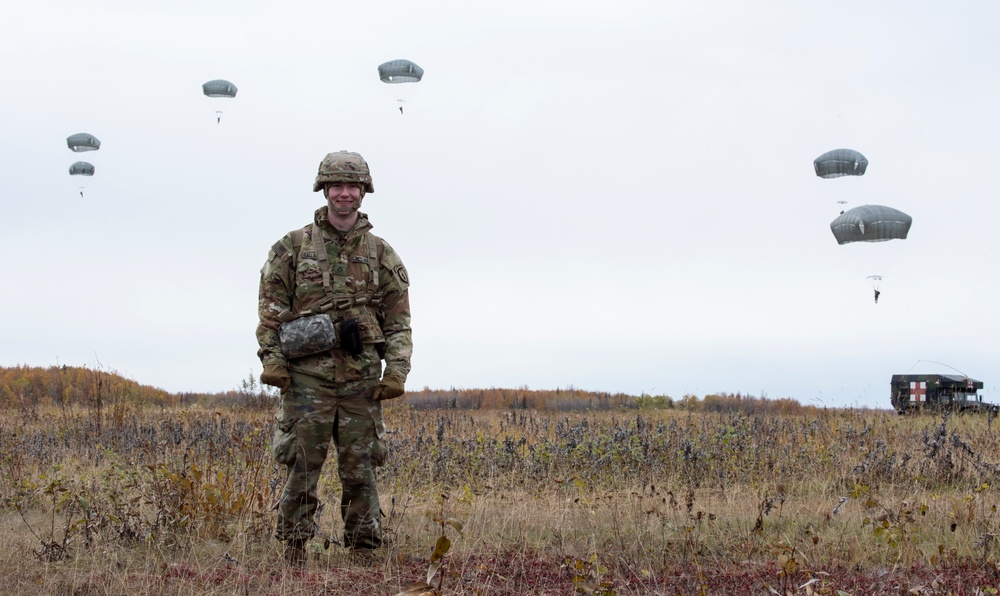 ‘Spartans’ and ‘Sugar Bears’ conduct airborne training at JBER