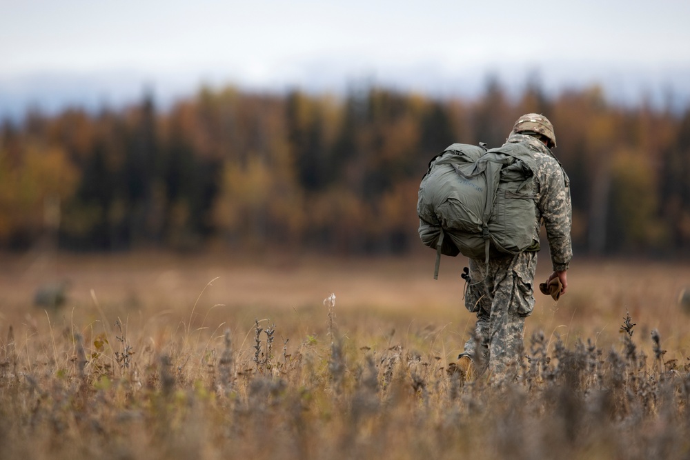 ‘Spartans’ and ‘Sugar Bears’ conduct airborne training at JBER