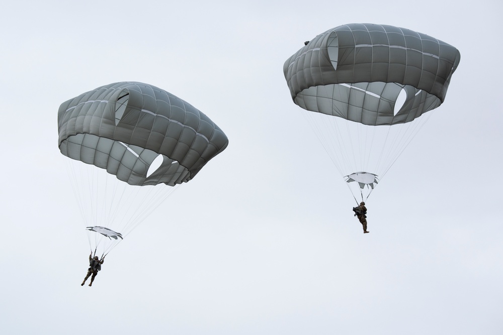 ‘Spartans’ and ‘Sugar Bears’ conduct airborne training at JBER
