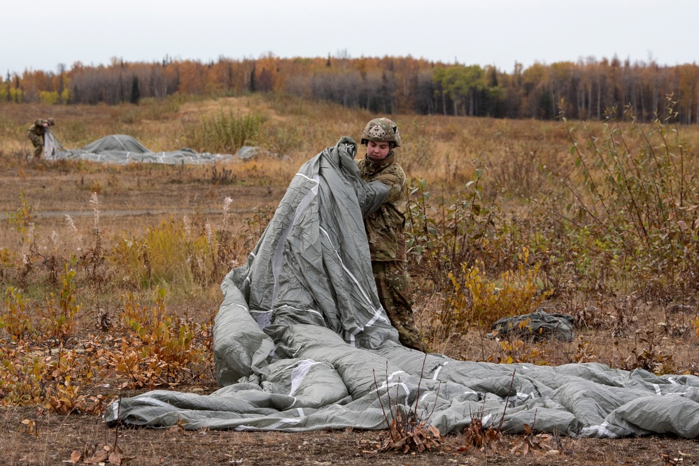 ‘Spartans’ and ‘Sugar Bears’ conduct airborne training at JBER