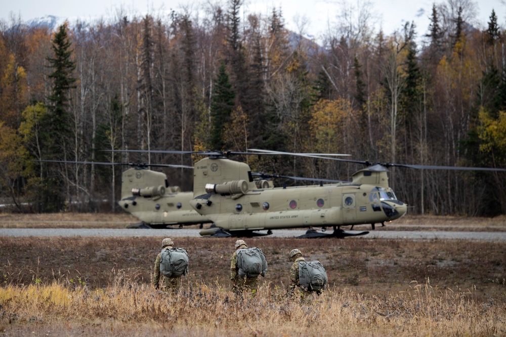 ‘Spartans’ and ‘Sugar Bears’ conduct airborne training at JBER