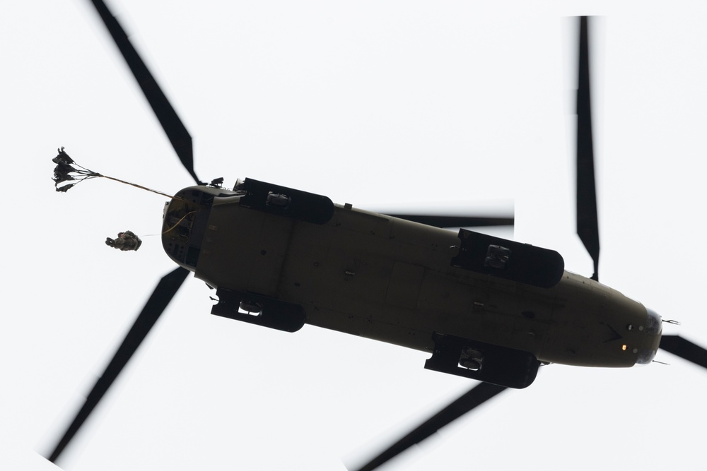 ‘Spartans’ and ‘Sugar Bears’ conduct airborne training at JBER