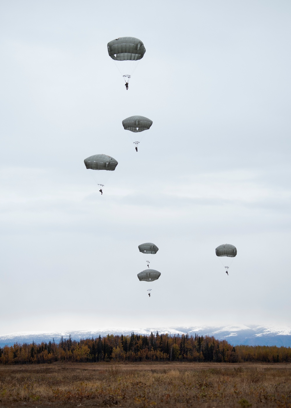 ‘Spartans’ and ‘Sugar Bears’ conduct airborne training at JBER