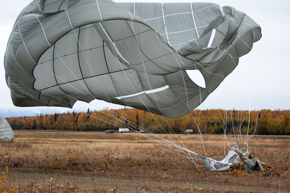 ‘Spartans’ and ‘Sugar Bears’ conduct airborne training at JBER
