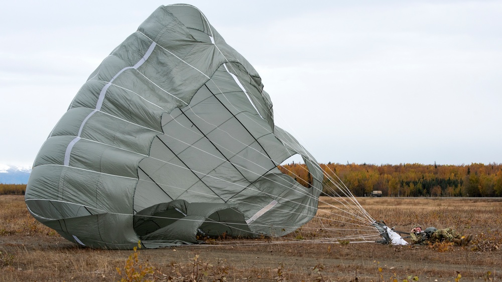 ‘Spartans’ and ‘Sugar Bears’ conduct airborne training at JBER