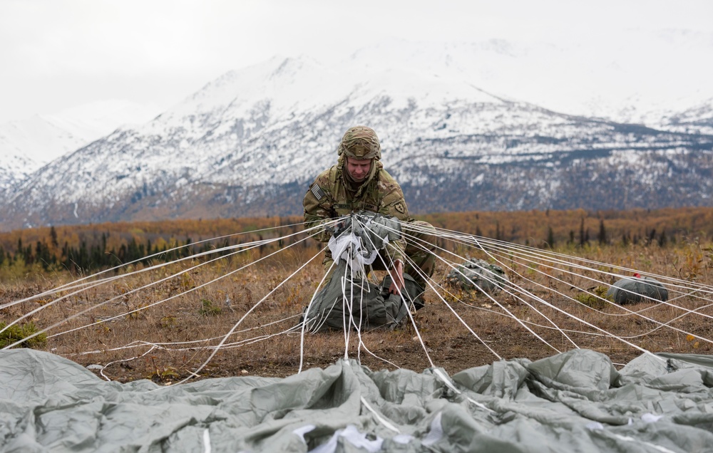 ‘Spartans’ and ‘Sugar Bears’ conduct airborne training at JBER