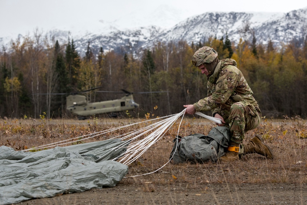 ‘Spartans’ and ‘Sugar Bears’ conduct airborne training at JBER