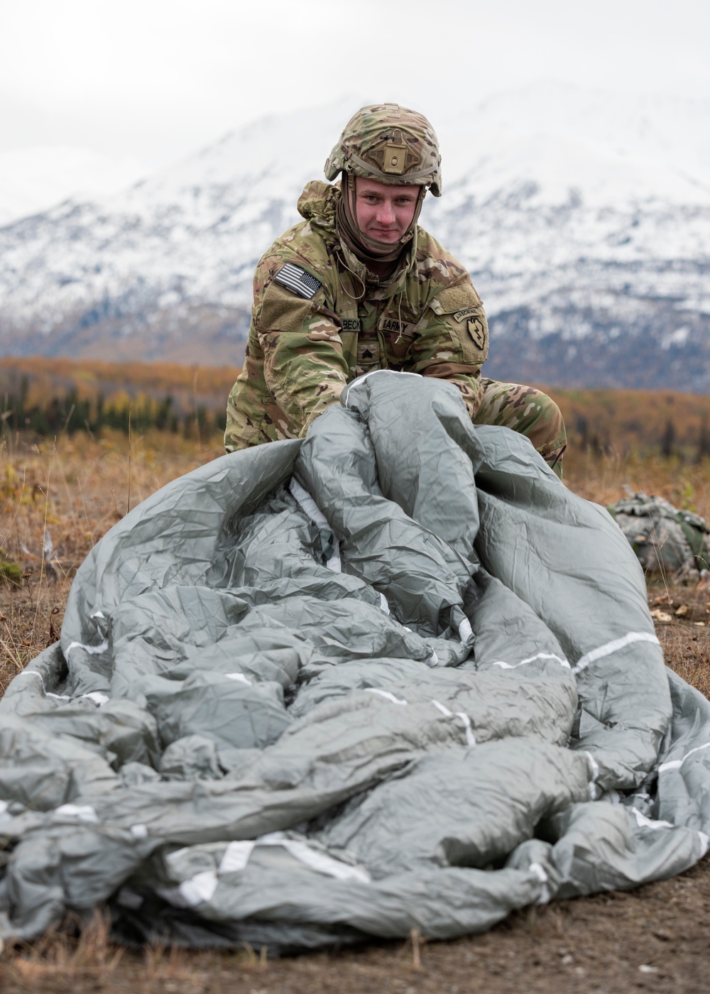 ‘Spartans’ and ‘Sugar Bears’ conduct airborne training at JBER