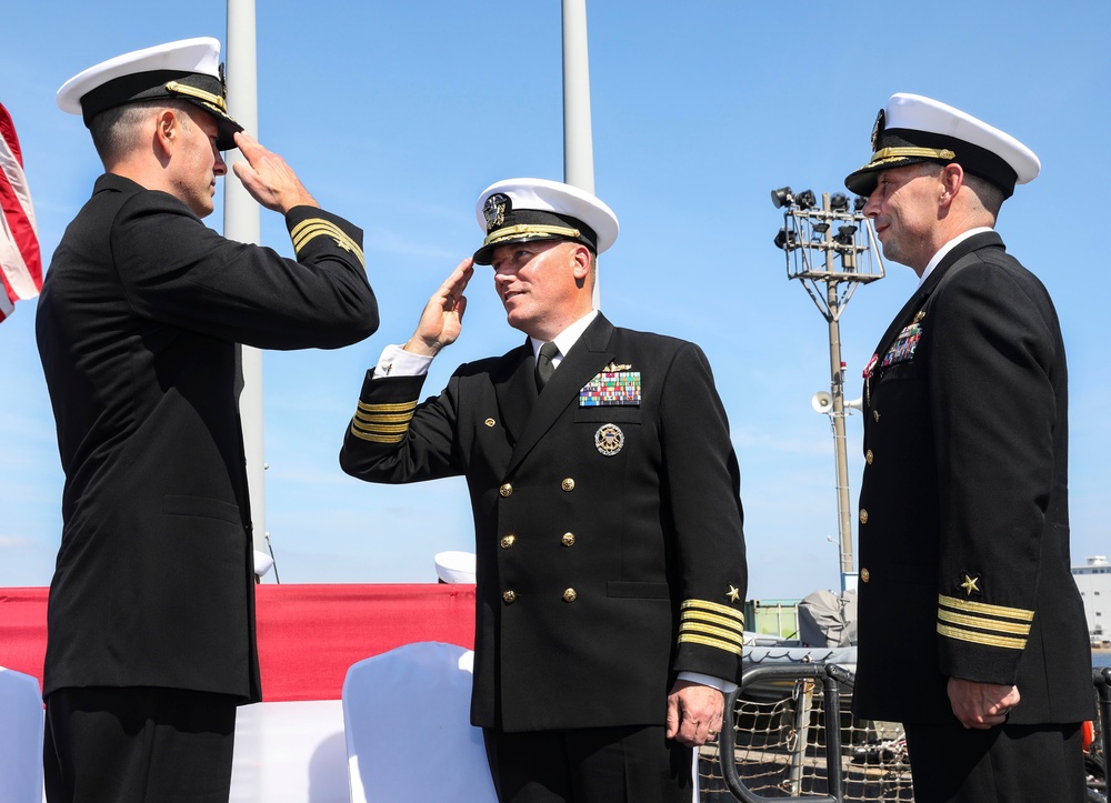 Benfold Holds Change of Command Ceremony