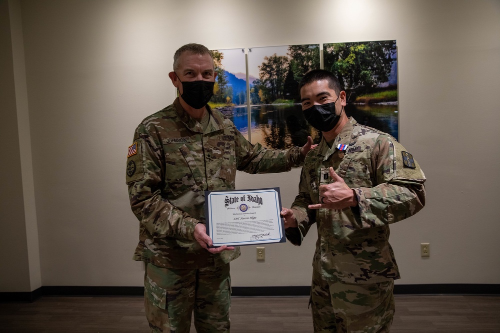 Idaho Dual Status Commander Presents Solider State Meritorious Service Medal