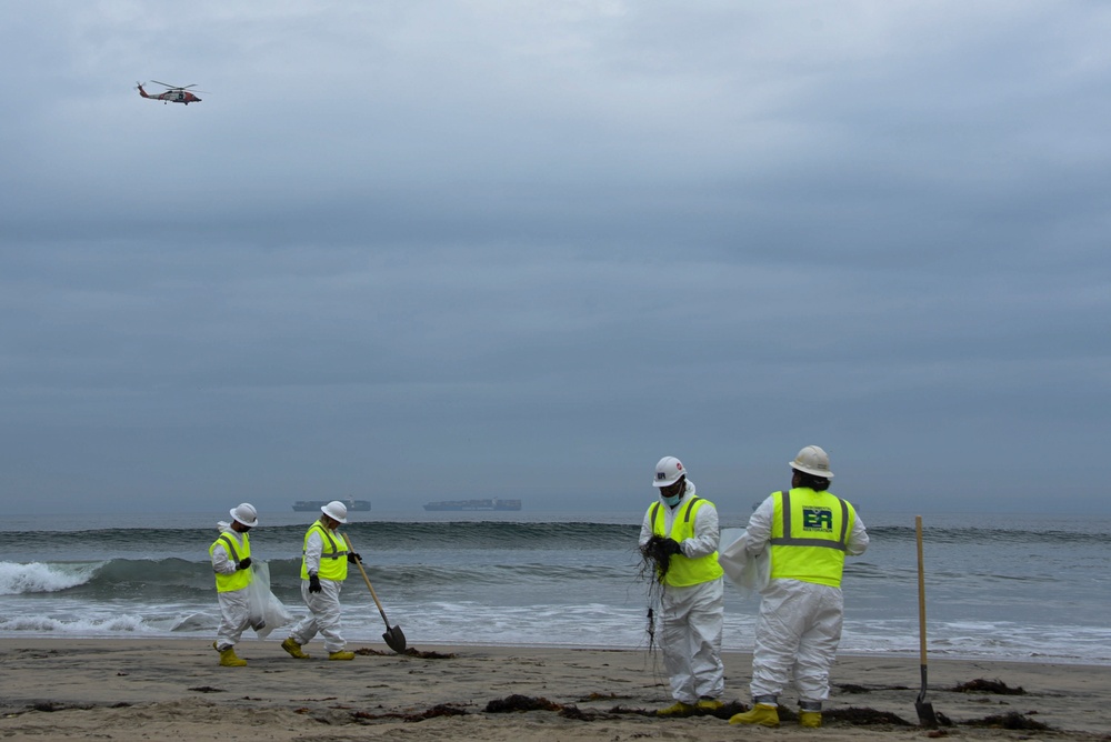 Unified Command conducts oil removal operations off Orange County beaches