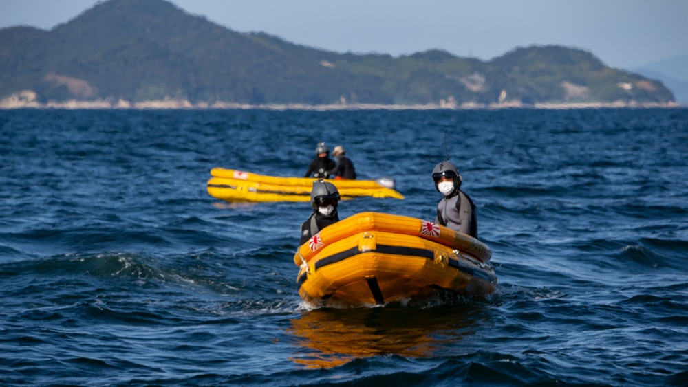 Japan Maritime Self-Defense Force Air Rescue Squadron 71 conducts search, rescue exercise