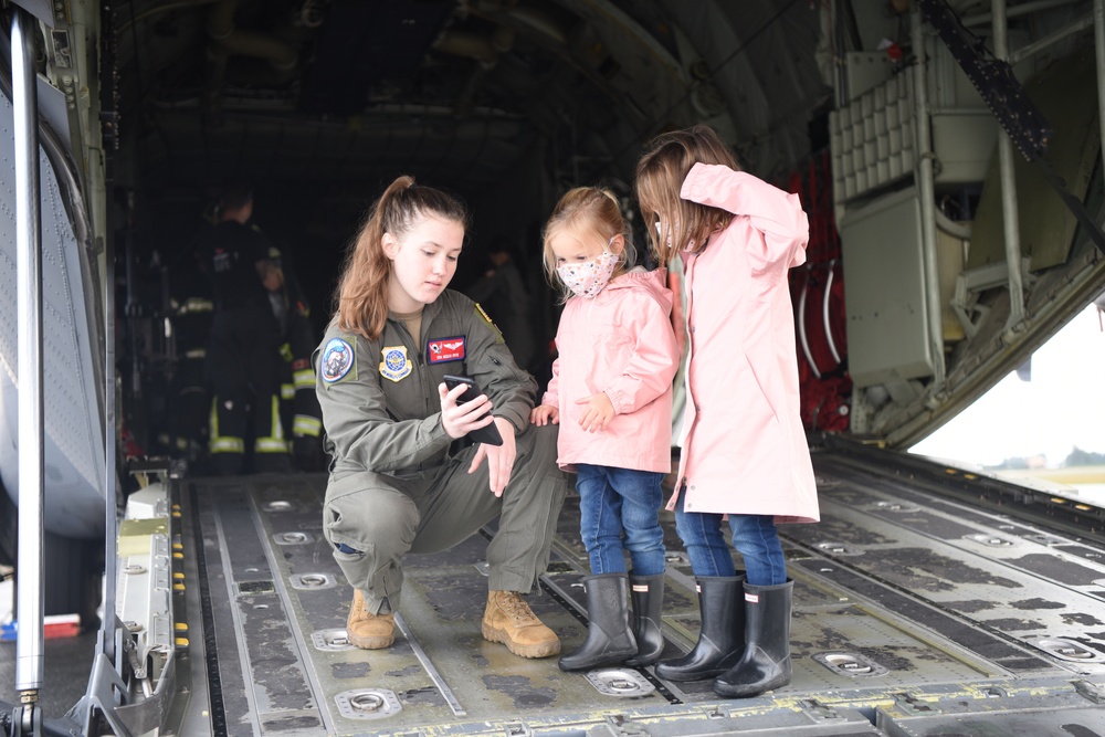 All-female crew supports “The Sky’s No Limit: Girls Fly Too” outreach event in Canada