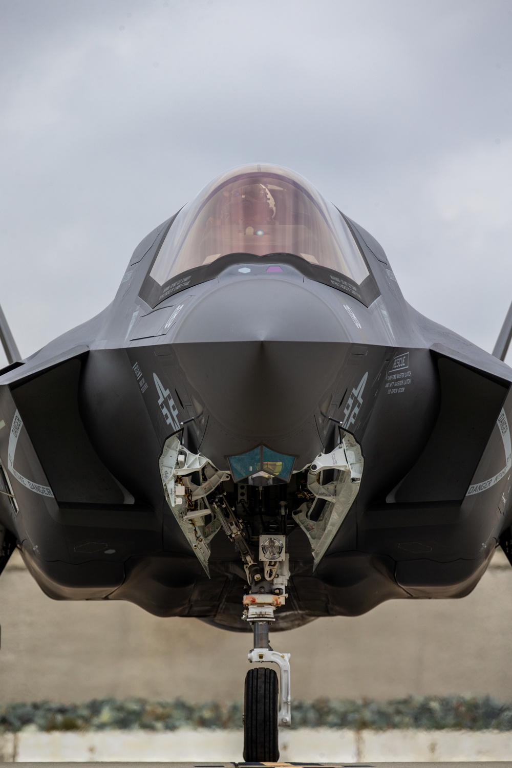 F-35s hot-pit refuel at MCAS Camp Pendleton