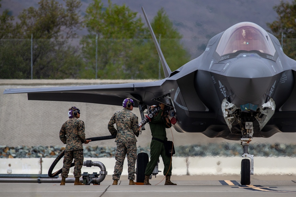 F-35s hot-pit refuel at MCAS Camp Pendleton