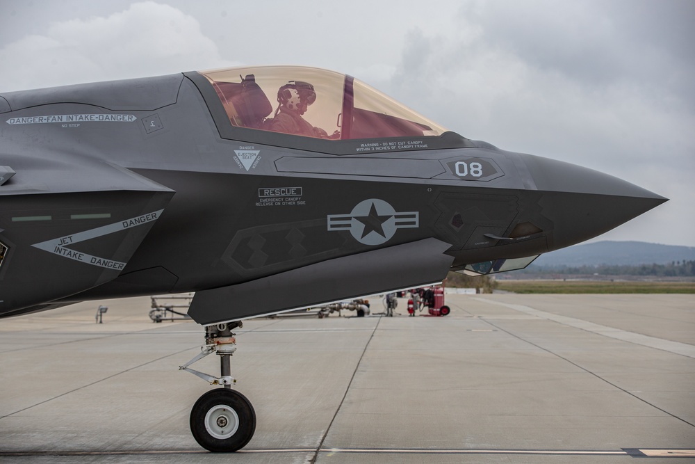 F-35s hot-pit refuel at MCAS Camp Pendleton