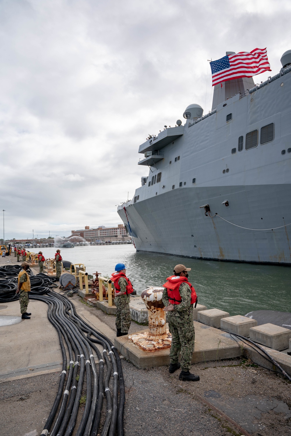 DVIDS - Images - USS San Antonio Returns Home from Deployment [Image 5 ...