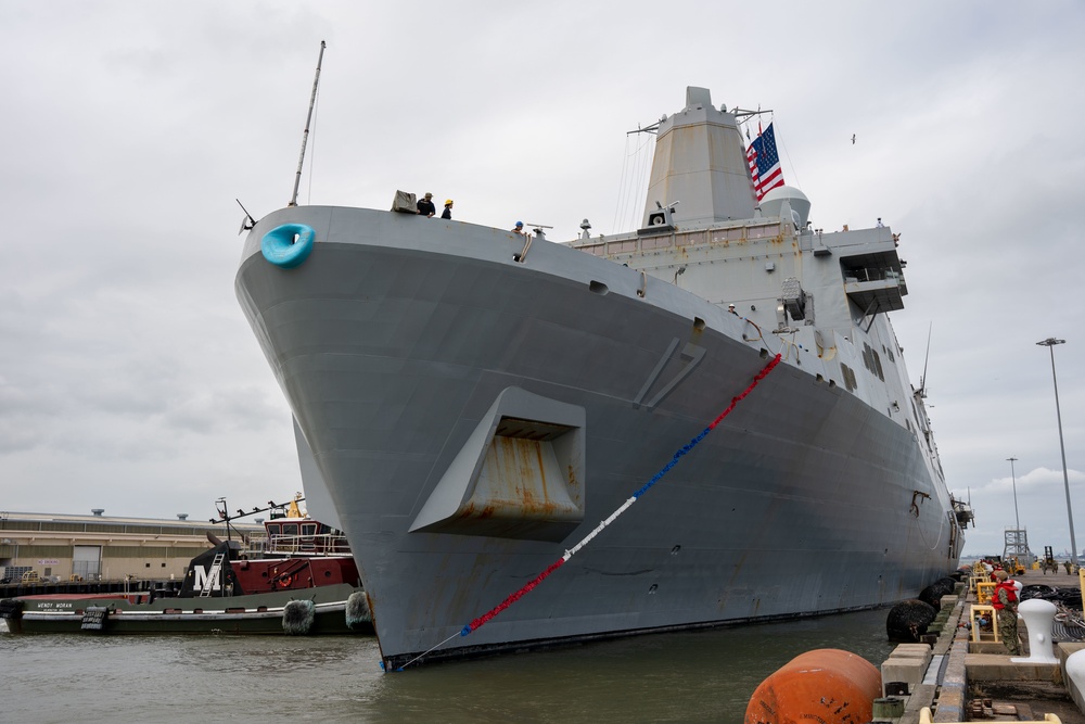 DVIDS - Images - USS San Antonio Returns Home from Deployment [Image 6 ...