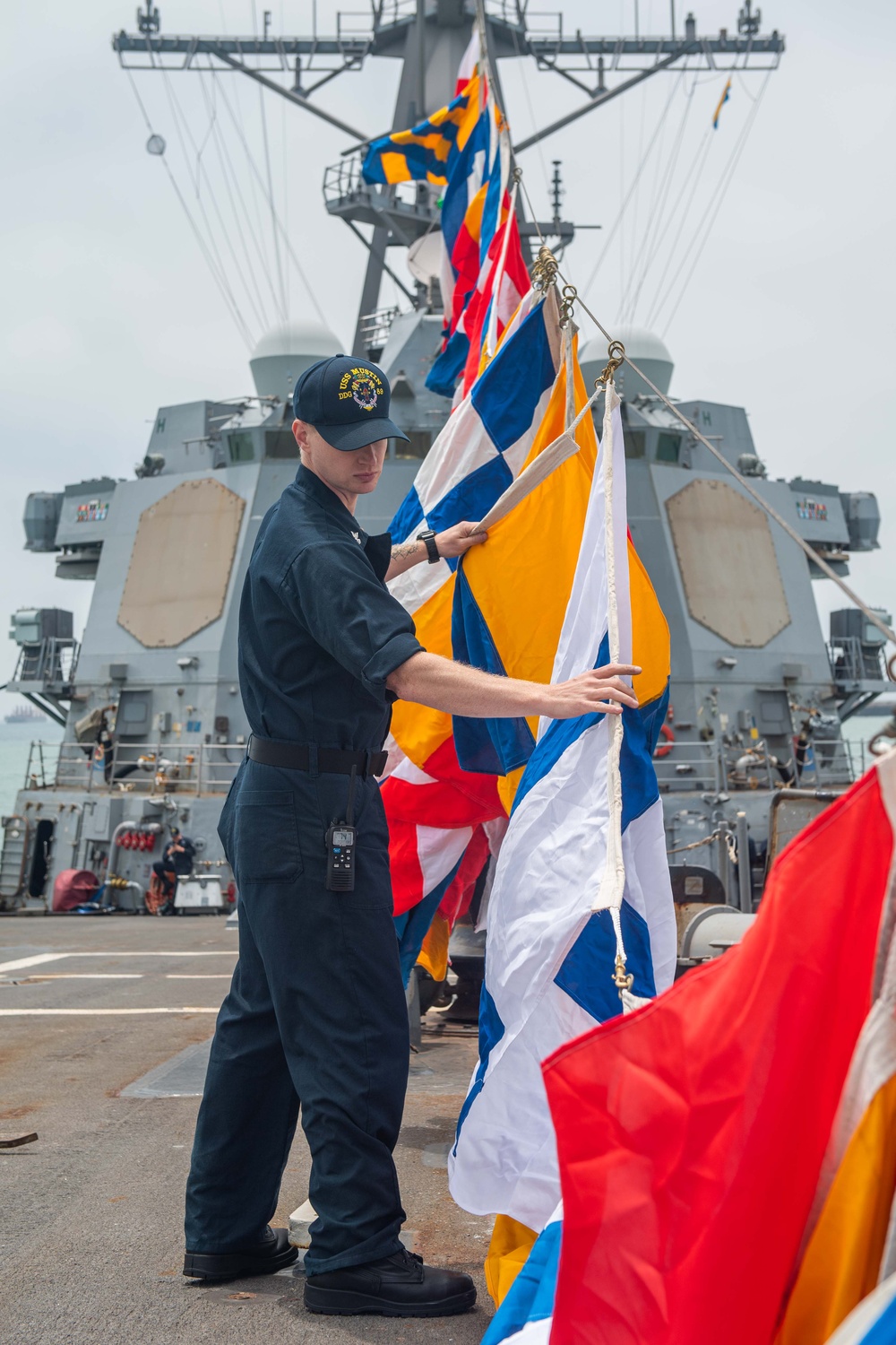 USS Mustin (DDG 89) Raises Up and Overs