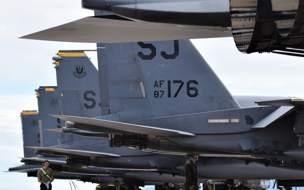 Strike Eagles “forge” bond with Greek allies