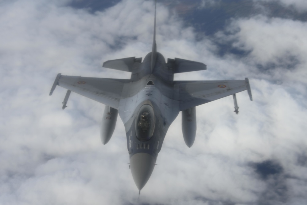 100th ARW refuels Romanian F-16s