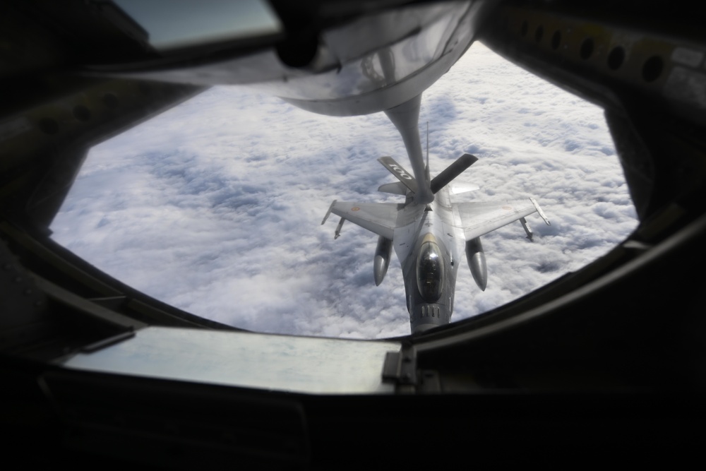 100th ARW refuels Romanian F-16s