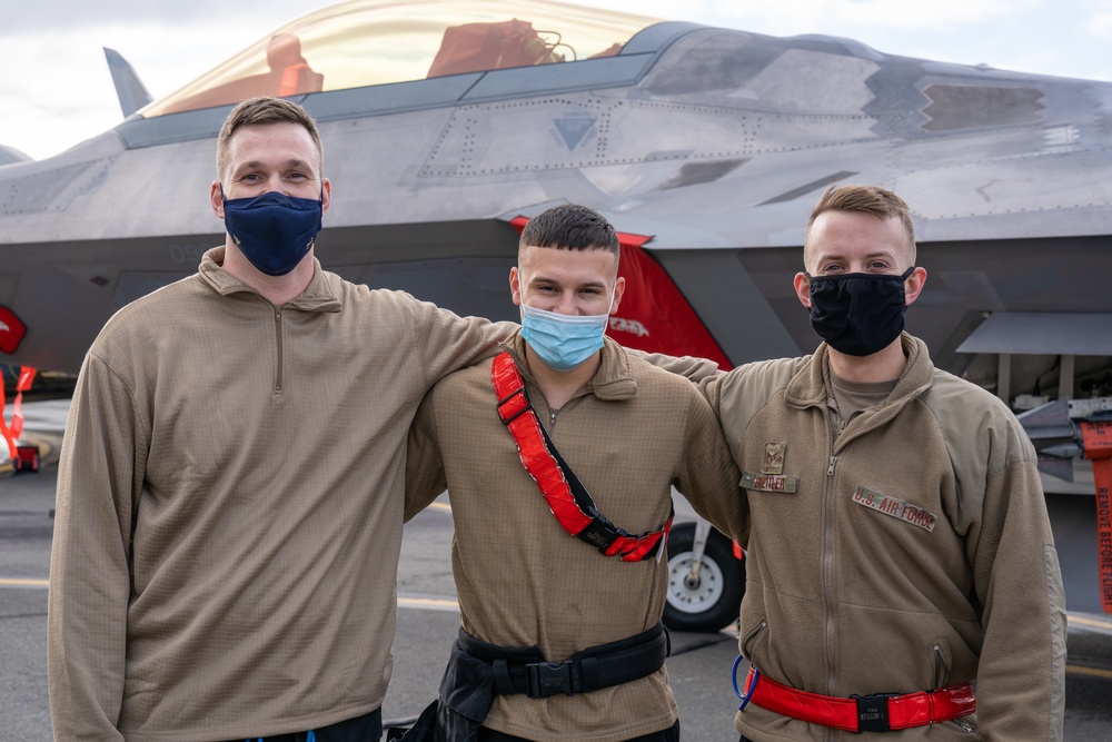 90th AMU blows away F-22 Raptor weapons load competition