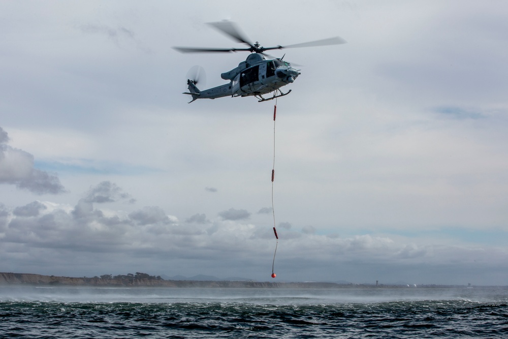 3rd MAW helo pulls Recon Marines out of water during wet SPIE rigging