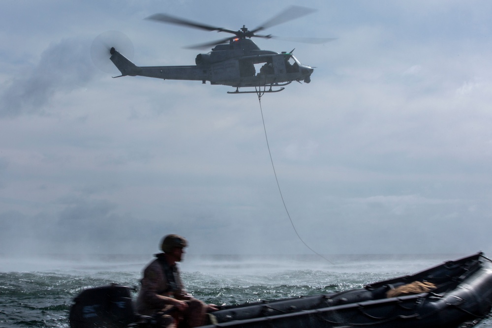 3rd MAW helo pulls Recon Marines out of water during wet SPIE rigging