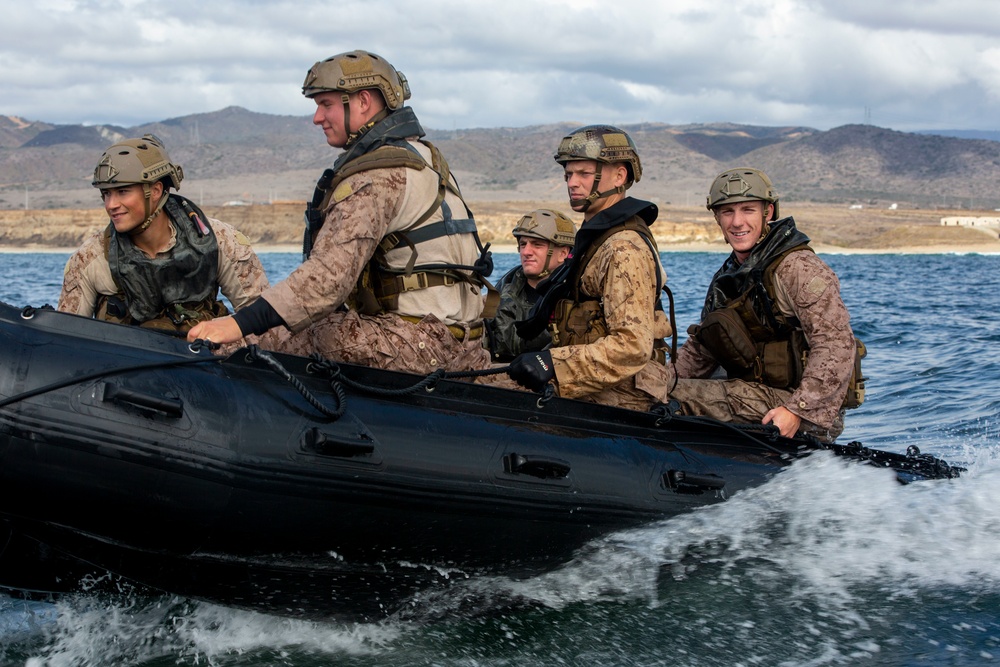 3rd MAW helo pulls Recon Marines out of water during wet SPIE rigging