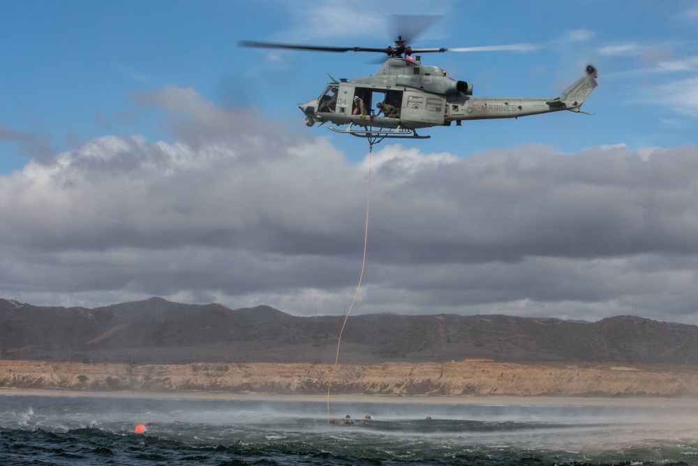 3rd MAW helo pulls Recon Marines out of water during wet SPIE rigging