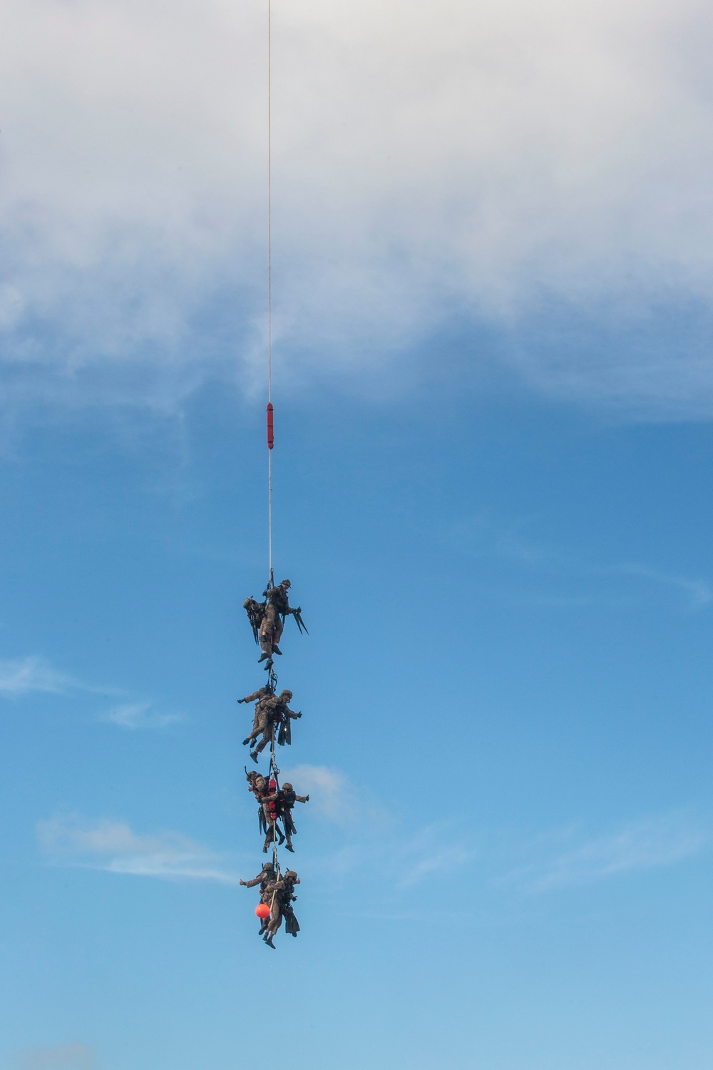 3rd MAW helo pulls Recon Marines out of water during wet SPIE rigging
