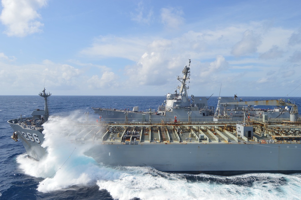 USS Lake Champlain (CG 57) Conducts Bilateral Exercise with Royal Australian Navy