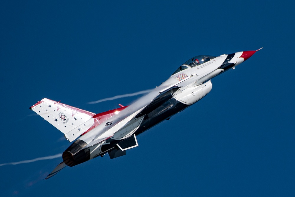 Thunderbirds take flight for Wings Over Houston Airshow