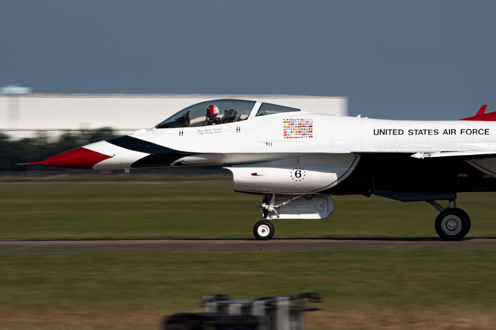 Thunderbirds take flight for Wings Over Houston Airshow