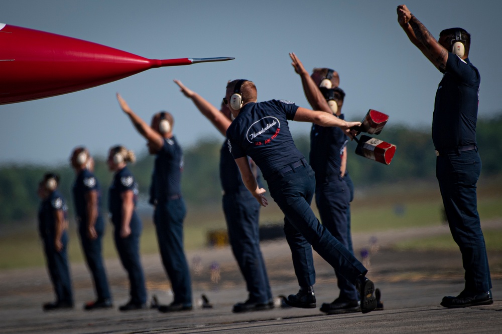 Thunderbirds take flight for Wings Over Houston Airshow